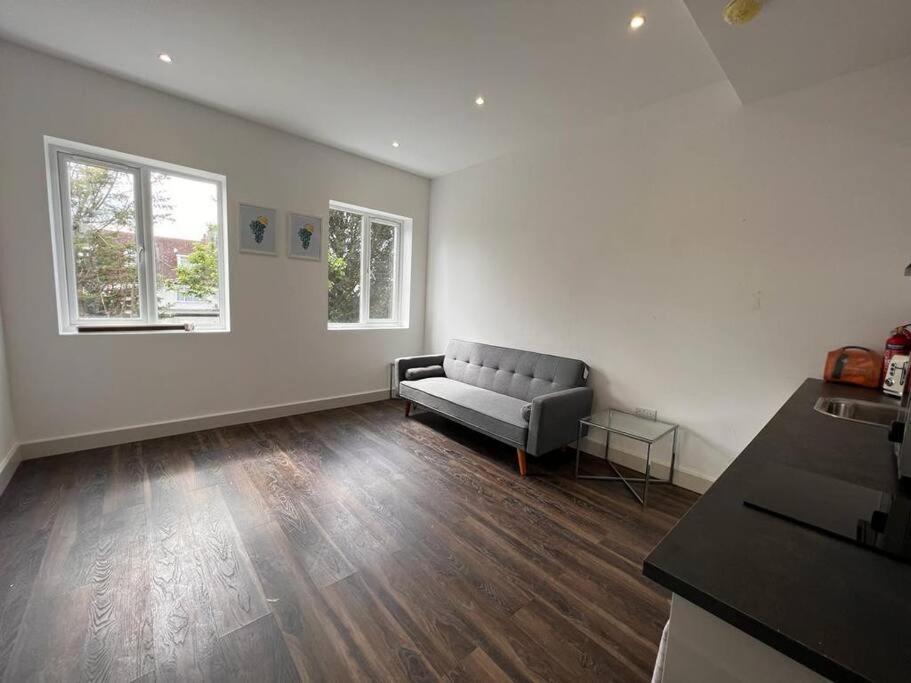 Star London Finchley Road 1-Bed Hideaway Apartment Exterior photo